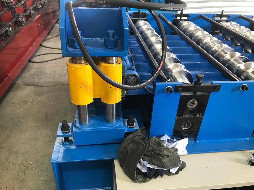 Metal roof tile making machine