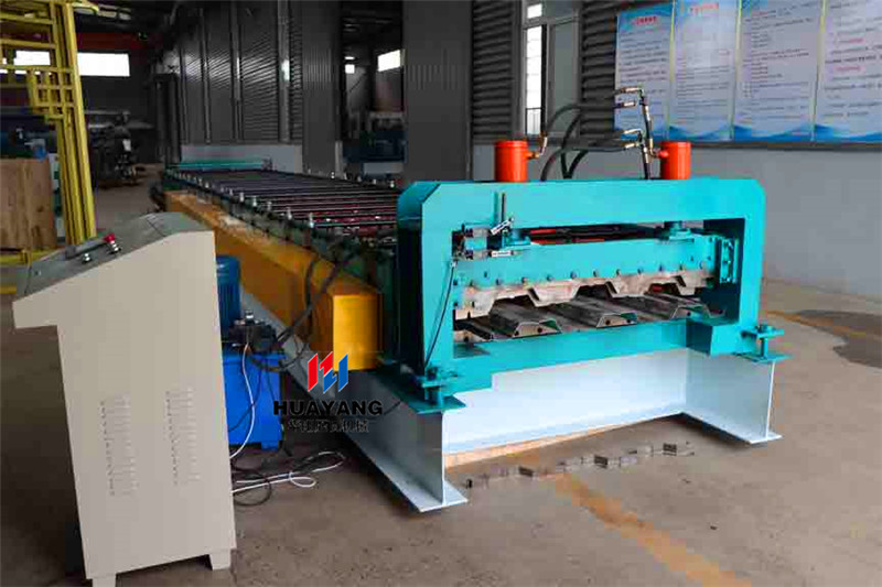 Floor decking roll forming machine