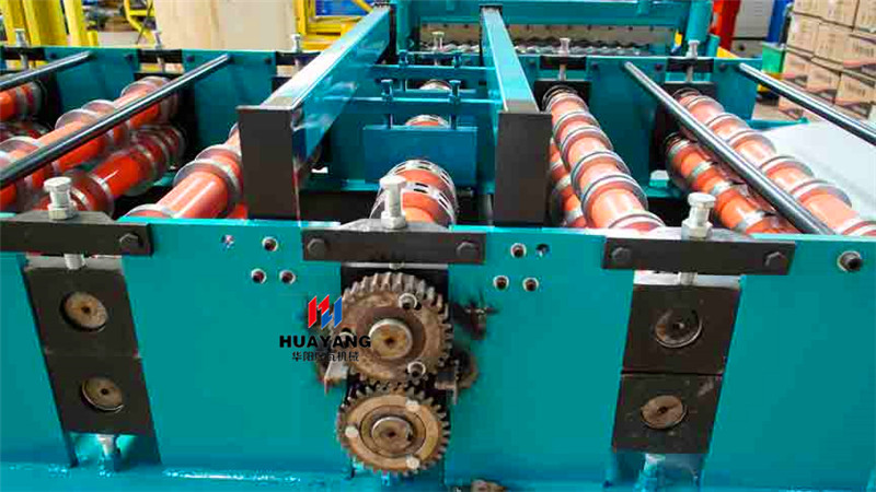 Floor decking roll forming machine