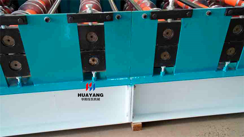 Floor decking roll forming machine