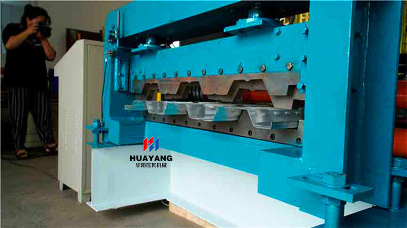 Floor decking roll forming machine